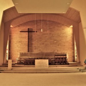 la nef : autel et ambon